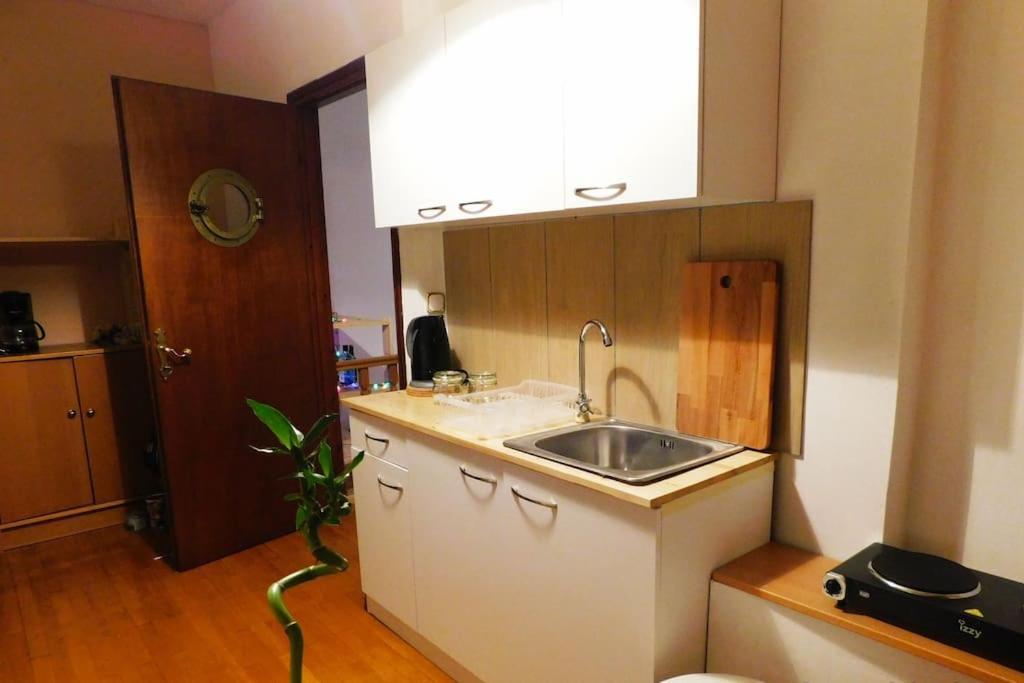 Marco Polo'S Mooring Cozy Navy House Apartment Анависос Екстериор снимка