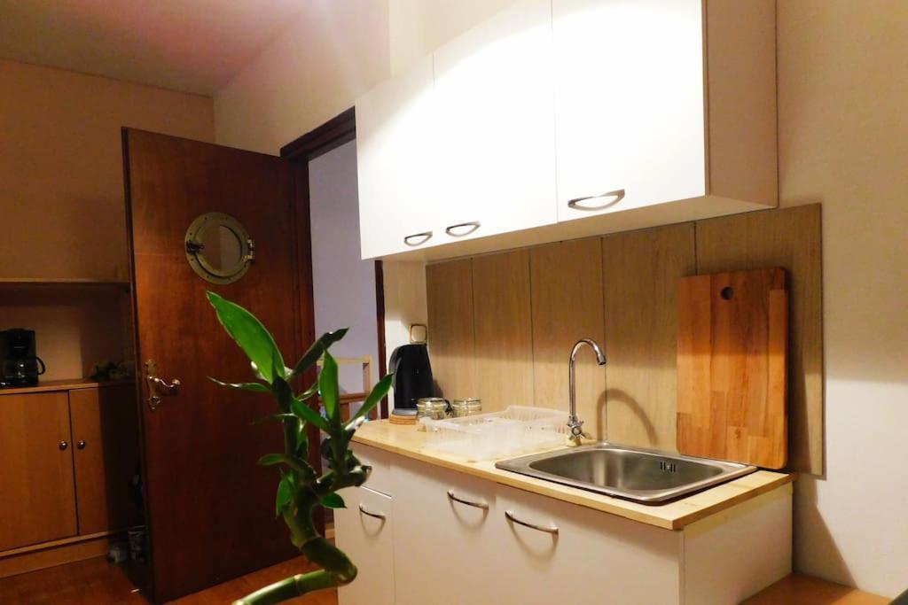 Marco Polo'S Mooring Cozy Navy House Apartment Анависос Екстериор снимка